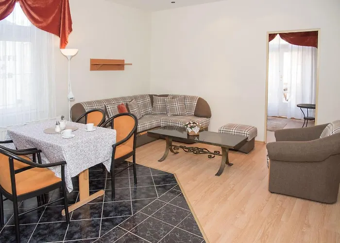 לינה וארוחת בוקר Astoria Panzio 2*