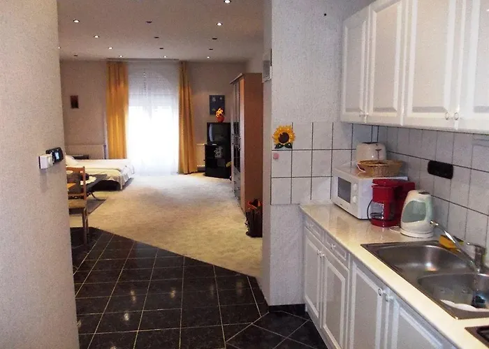 Astoria Panzio לינה וארוחת בוקר