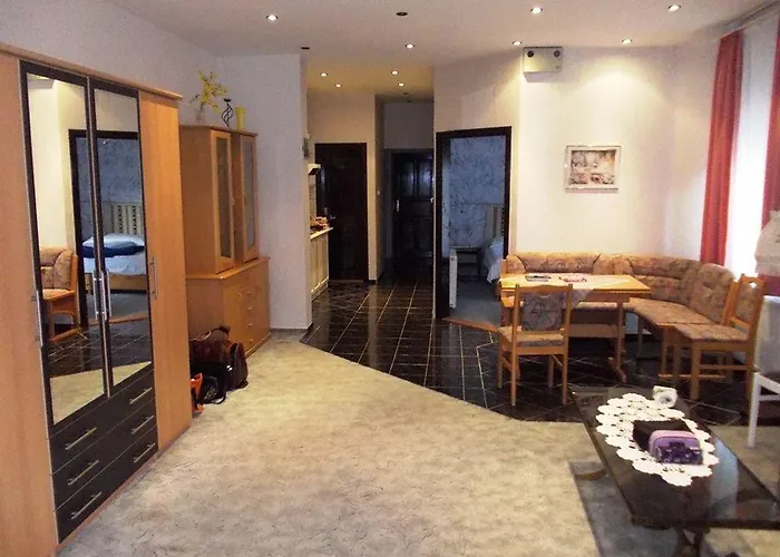 לינה וארוחת בוקר Astoria Panzio 2*