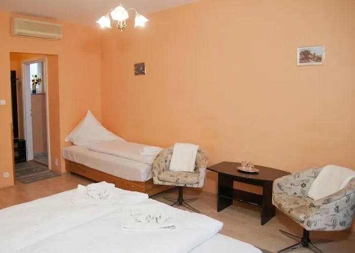 לינה וארוחת בוקר Astoria Panzio Hévíz