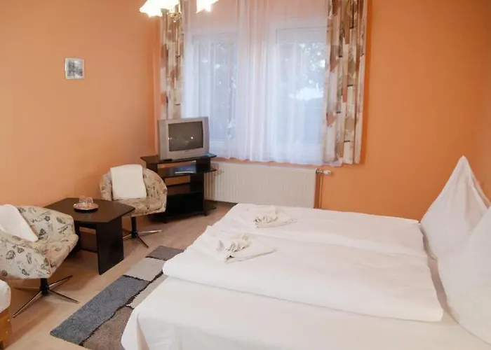 לינה וארוחת בוקר Astoria Panzio