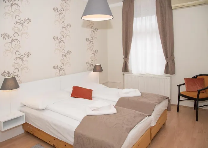 לינה וארוחת בוקר Astoria Panzio 2*