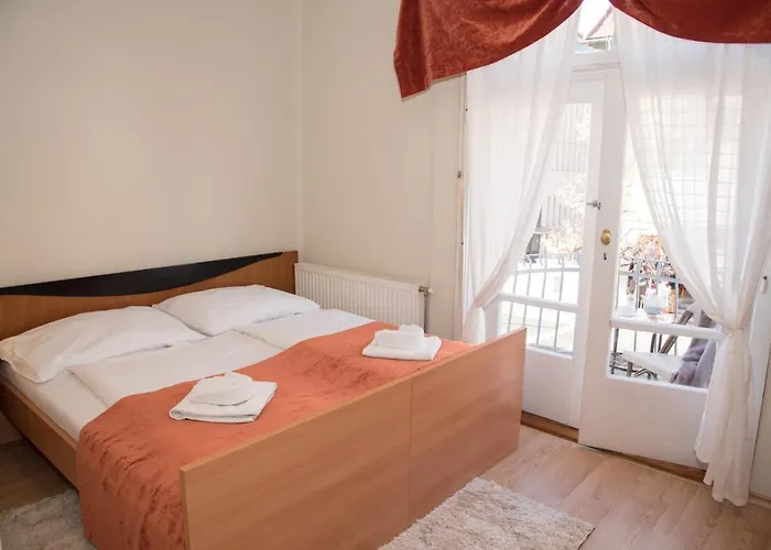 לינה וארוחת בוקר Astoria Panzio