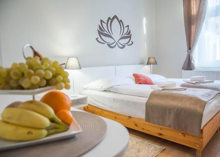 לינה וארוחת בוקר Astoria Panzio 2*